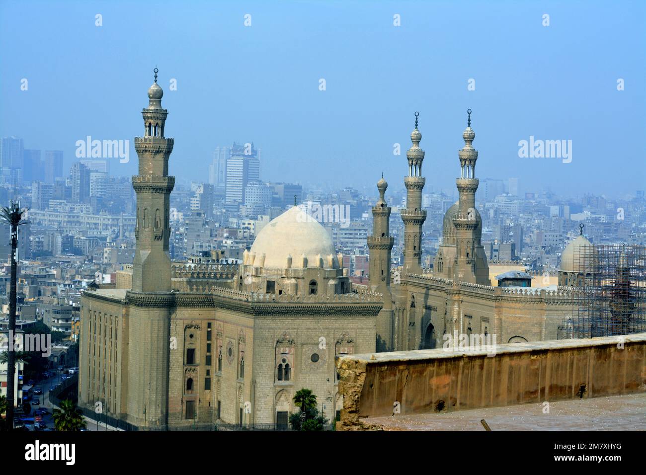 Kairo, Ägypten, Januar 7 2023: Sultan Hassan und Al Rifa'i Moscheen in der Altstadt von Kairo Citadel Square, sehr berühmte islamische Moscheen in Ägypten und sehr clos Stockfoto