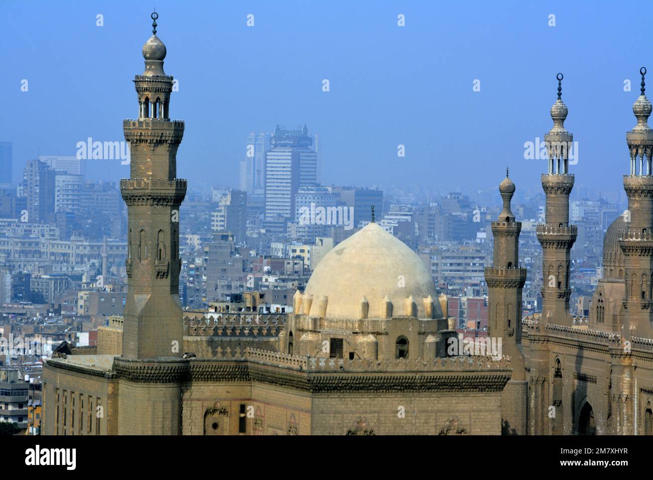 Kairo, Ägypten, Januar 7 2023: Sultan Hassan und Al Rifa'i Moscheen in der Altstadt von Kairo Citadel Square, sehr berühmte islamische Moscheen in Ägypten und sehr clos Stockfoto