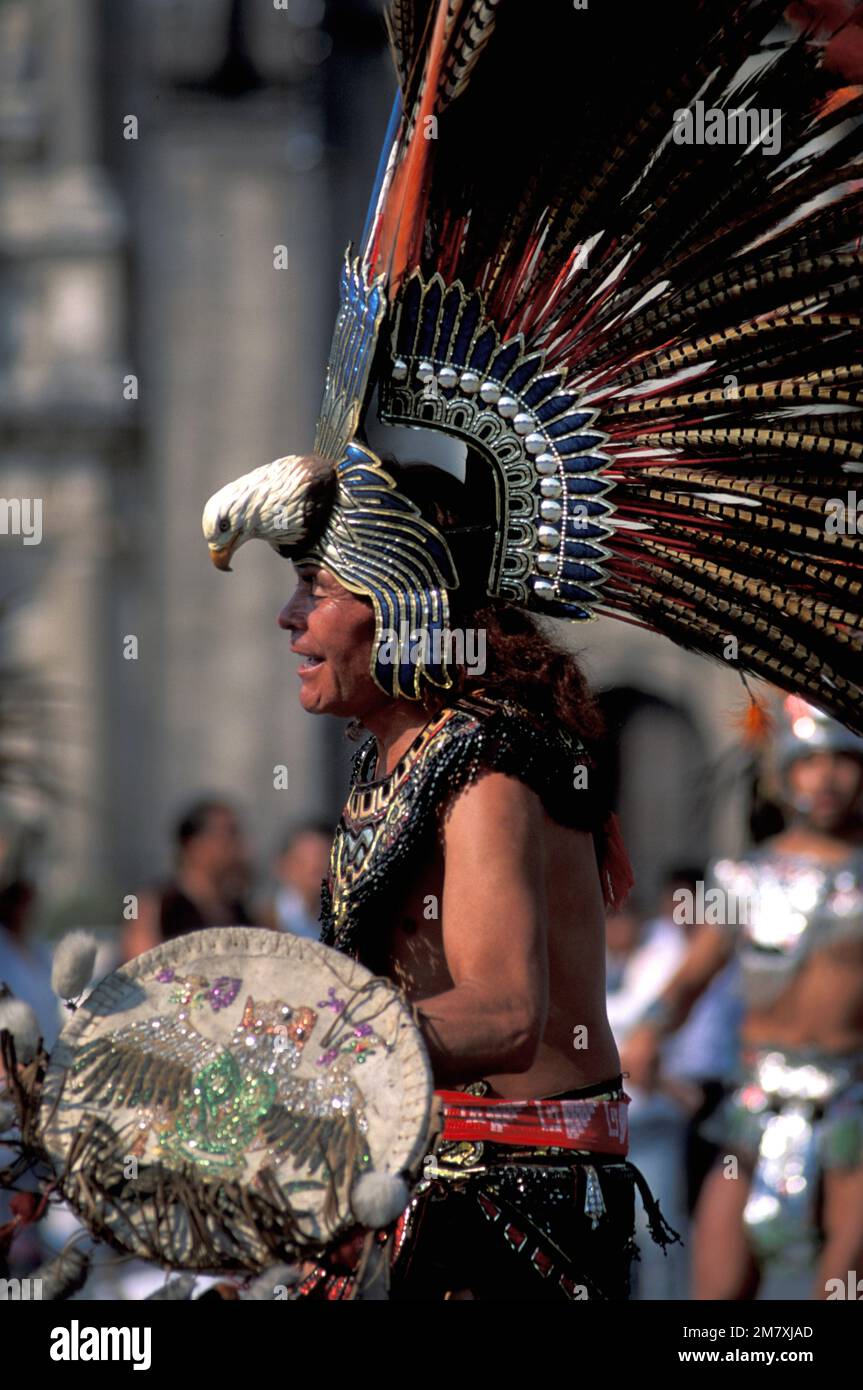 Mexiko, Mexiko-Stadt, Zocalo, Catedral Metropolitan, Aztec Dancer, Stockfoto