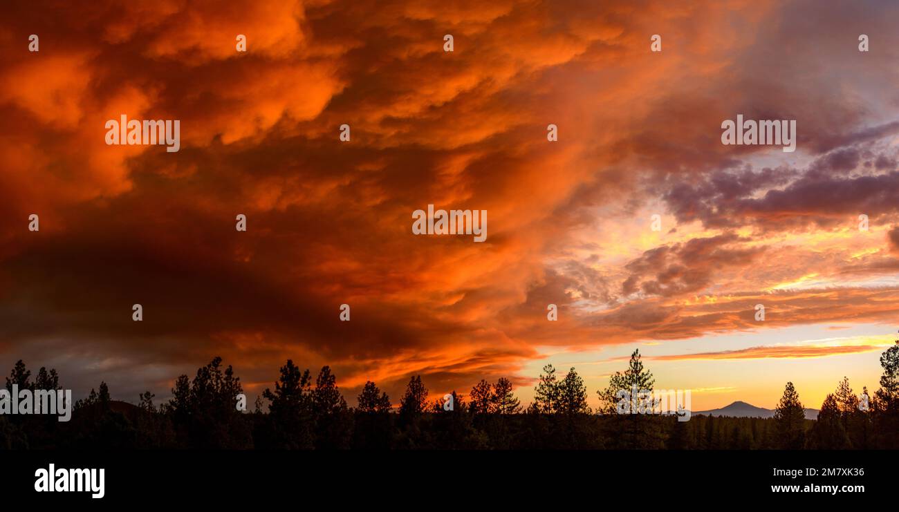 USA, Oregon, Bend, Sonnenuntergang mit Mount Bachelor Stockfoto