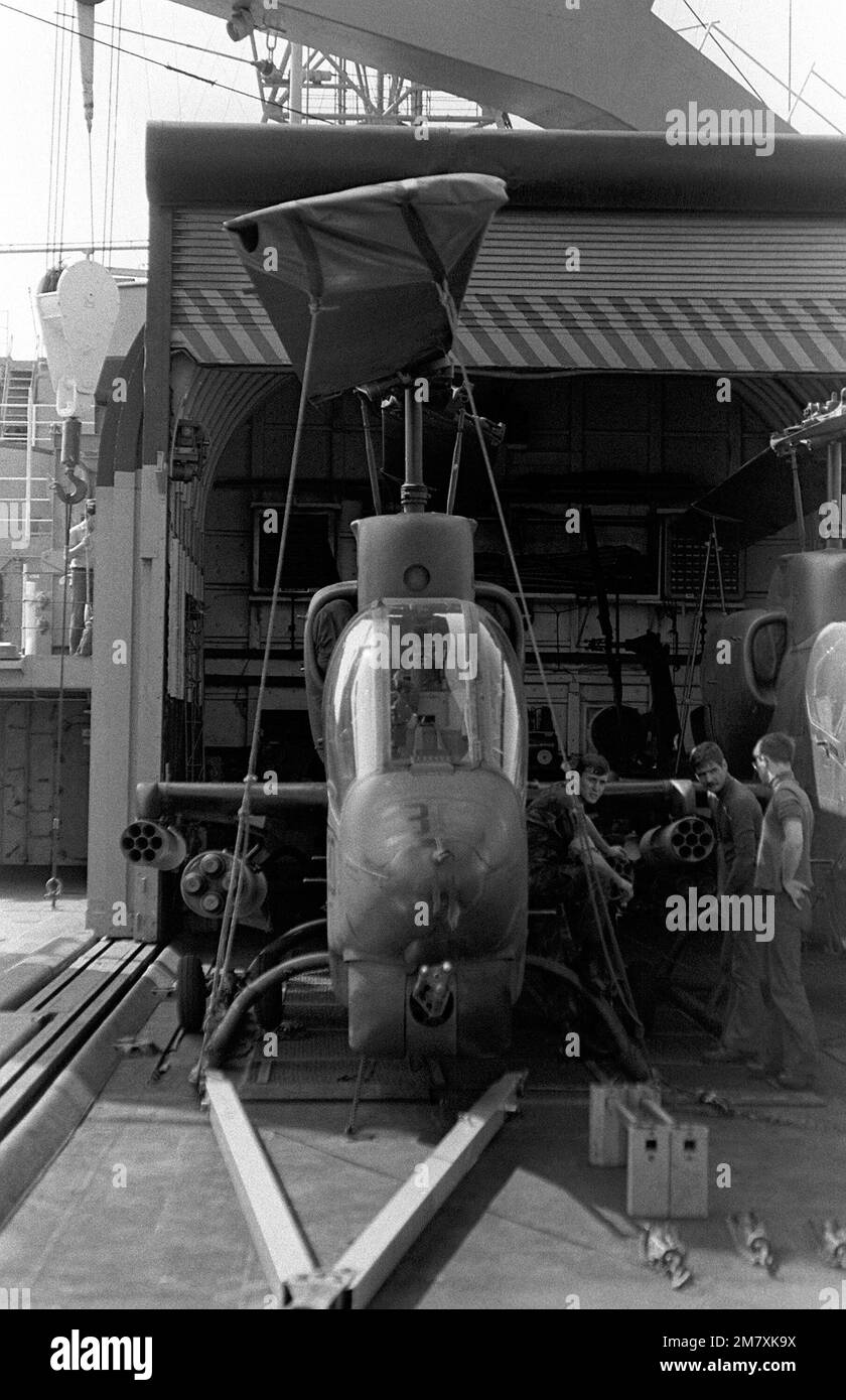 Ein Marine AH-1J Sea Cobra Hubschrauber ist startbereit, da die 32. Marine Amphibious Unit an einem multinationalen Friedenssicherungseinsatz teilnimmt. Basis: Beirut Land: Libanon (LBN) Stockfoto