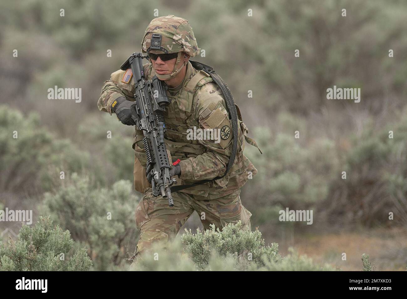 Während des Annual Training 2022 trainierten Soldaten der Idaho Army National Guard der Charlie Company umfassend in taktischen Bewegungen. Das Kernstück dieser Fähigkeiten ist der „Buddy Rush“, bei dem Infanteriesoldaten die grundlegendsten Kampffähigkeiten üben. Laut US-Army Field Manual für die Infanterie Rifle Platoon and Squads ist jeder Infanterie-Mann, vom privaten Soldaten bis zum General Officer, zunächst ein Schütze. Als solcher muss er ein Meister seiner grundlegenden Fähigkeiten sein: Schießen, bewegen, kommunizieren, überleben und erhalten. Diese Grundfertigkeiten geben dem Soldaten die Fähigkeit, zu kämpfen. Wenn zusammen ein Stockfoto