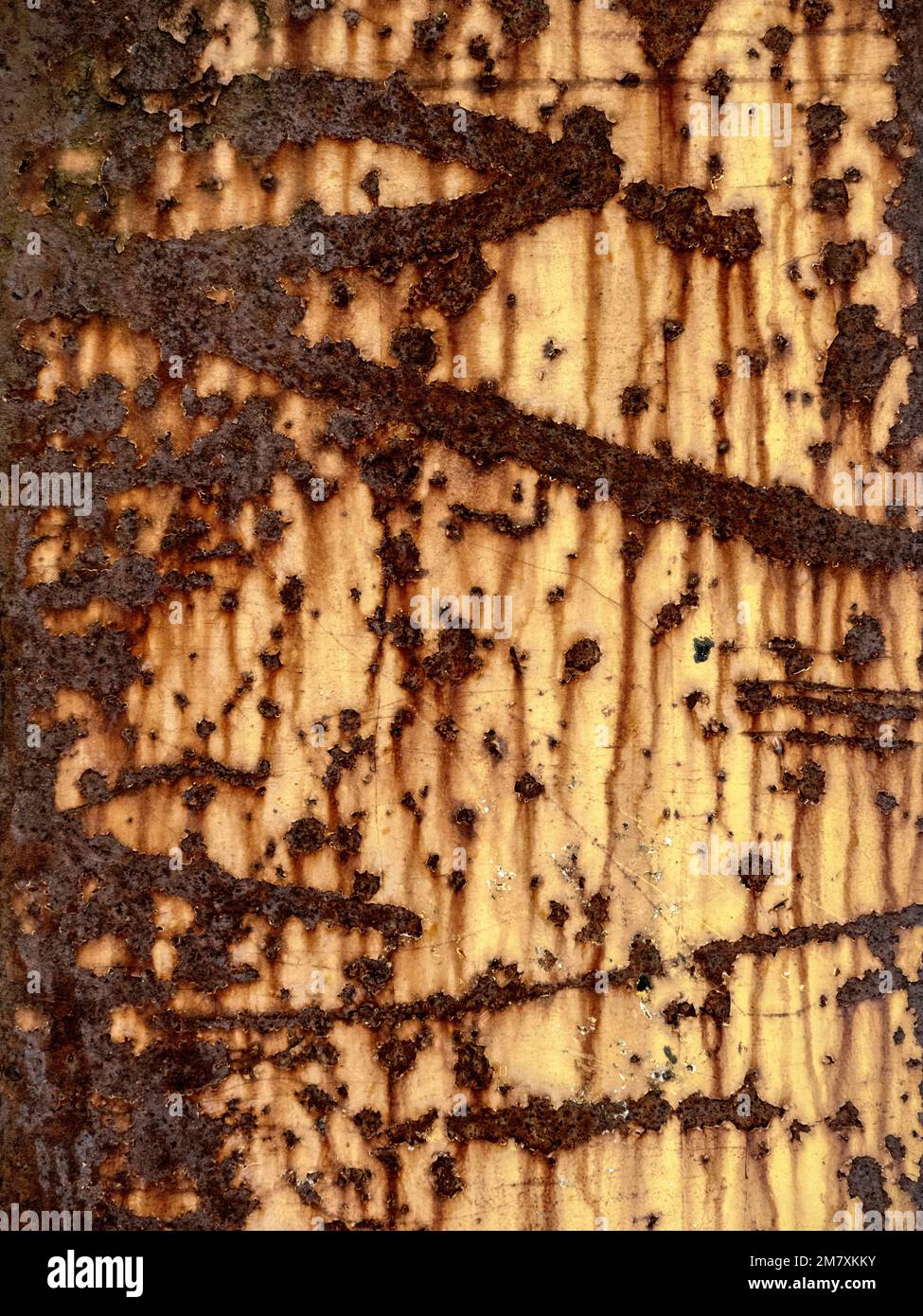 Nahaufnahme der Oberfläche von hellgelbem Blech mit Spuren von Rost als Hintergrund Stockfoto