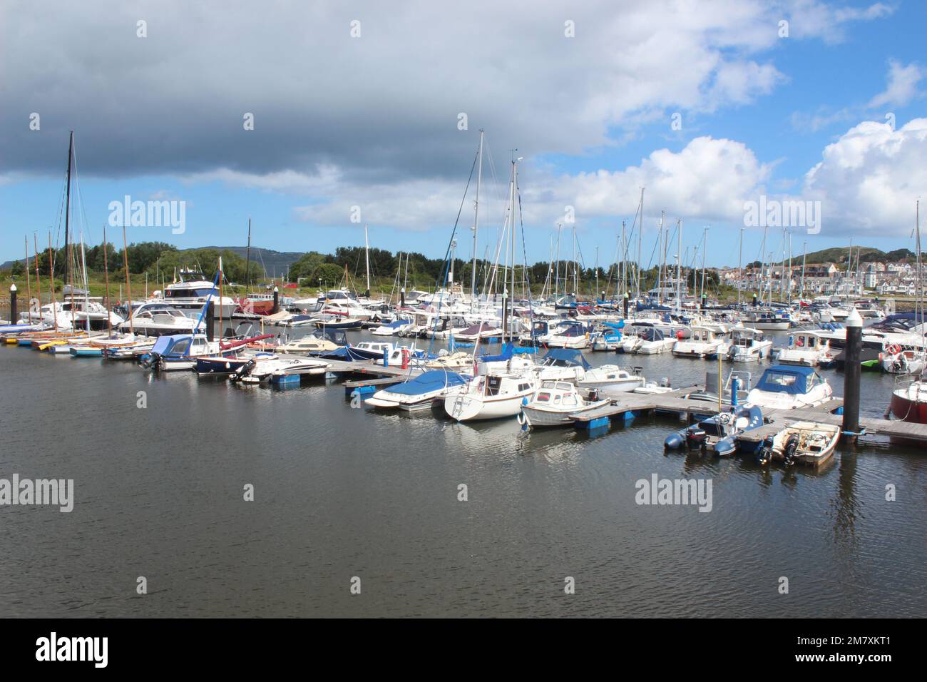 Conwy ist eine ummauerte Marktstadt und Gemeinde an der Küste von Nordwales Stockfoto