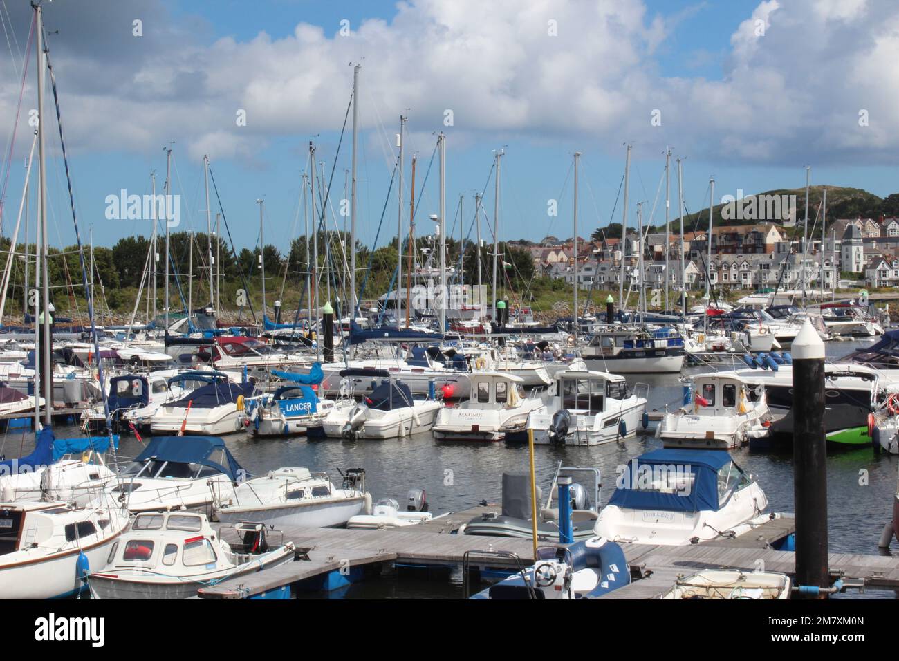 Conwy ist eine ummauerte Marktstadt und Gemeinde an der Küste von Nordwales Stockfoto