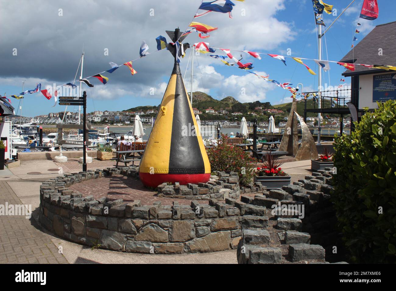 Conwy ist eine ummauerte Marktstadt und Gemeinde an der Küste von Nordwales Stockfoto