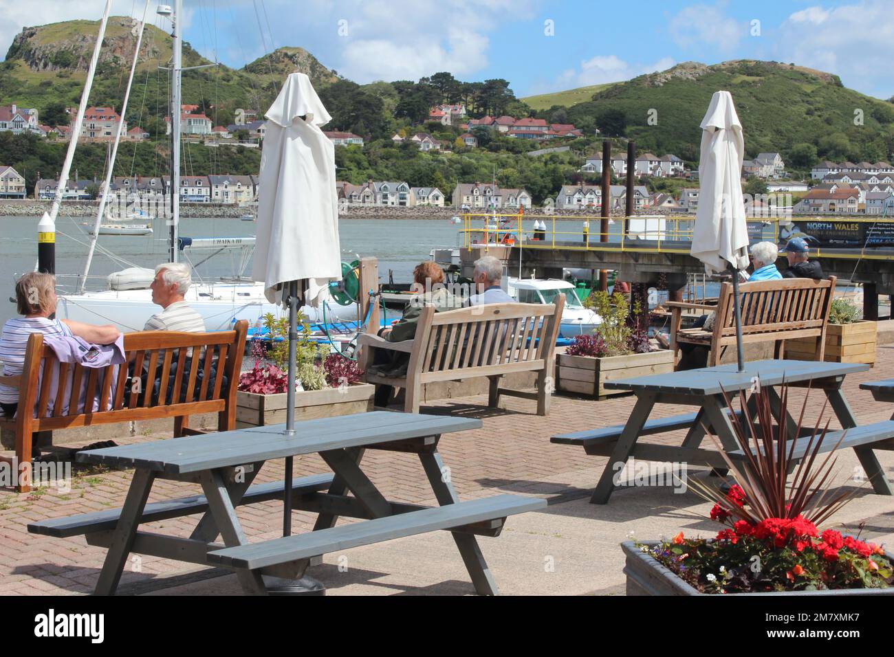 Conwy ist eine ummauerte Marktstadt und Gemeinde an der Küste von Nordwales Stockfoto