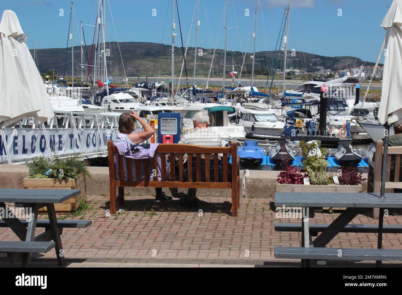 Conwy ist eine ummauerte Marktstadt und Gemeinde an der Küste von Nordwales Stockfoto