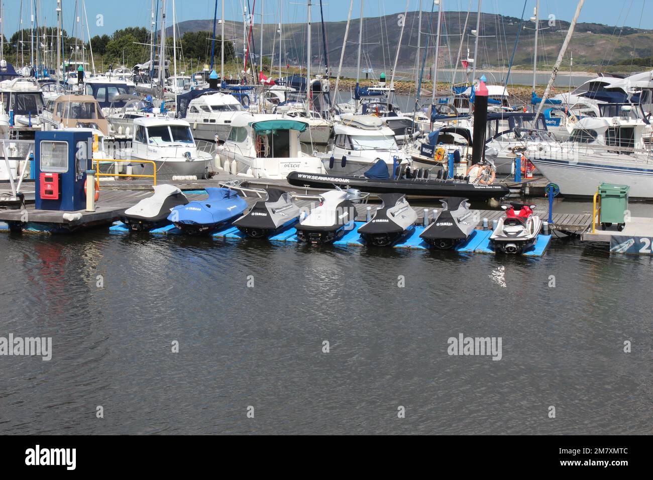 Conwy ist eine ummauerte Marktstadt und Gemeinde an der Küste von Nordwales Stockfoto