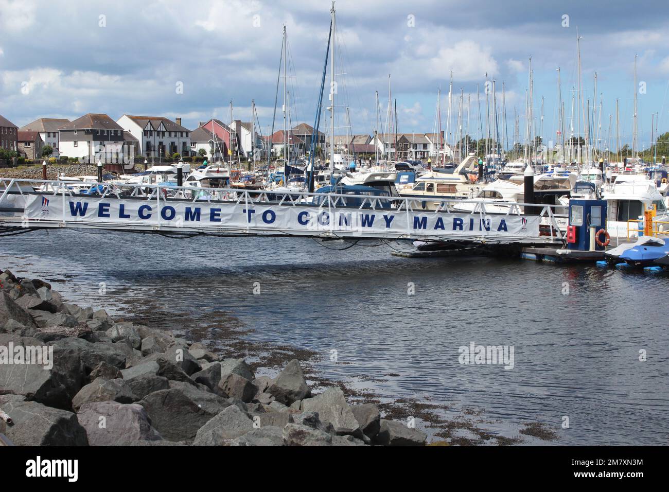 Conwy ist eine ummauerte Marktstadt und Gemeinde an der Küste von Nordwales Stockfoto