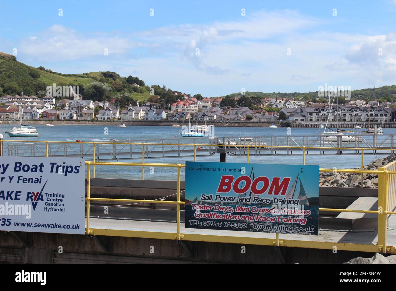Conwy ist eine ummauerte Marktstadt und Gemeinde an der Küste von Nordwales Stockfoto