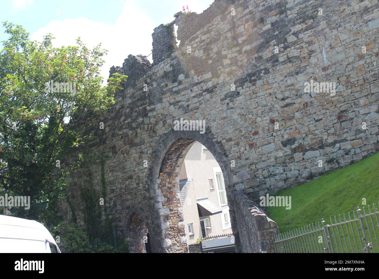 Conwy ist eine ummauerte Marktstadt und Gemeinde an der Küste von Nordwales Stockfoto
