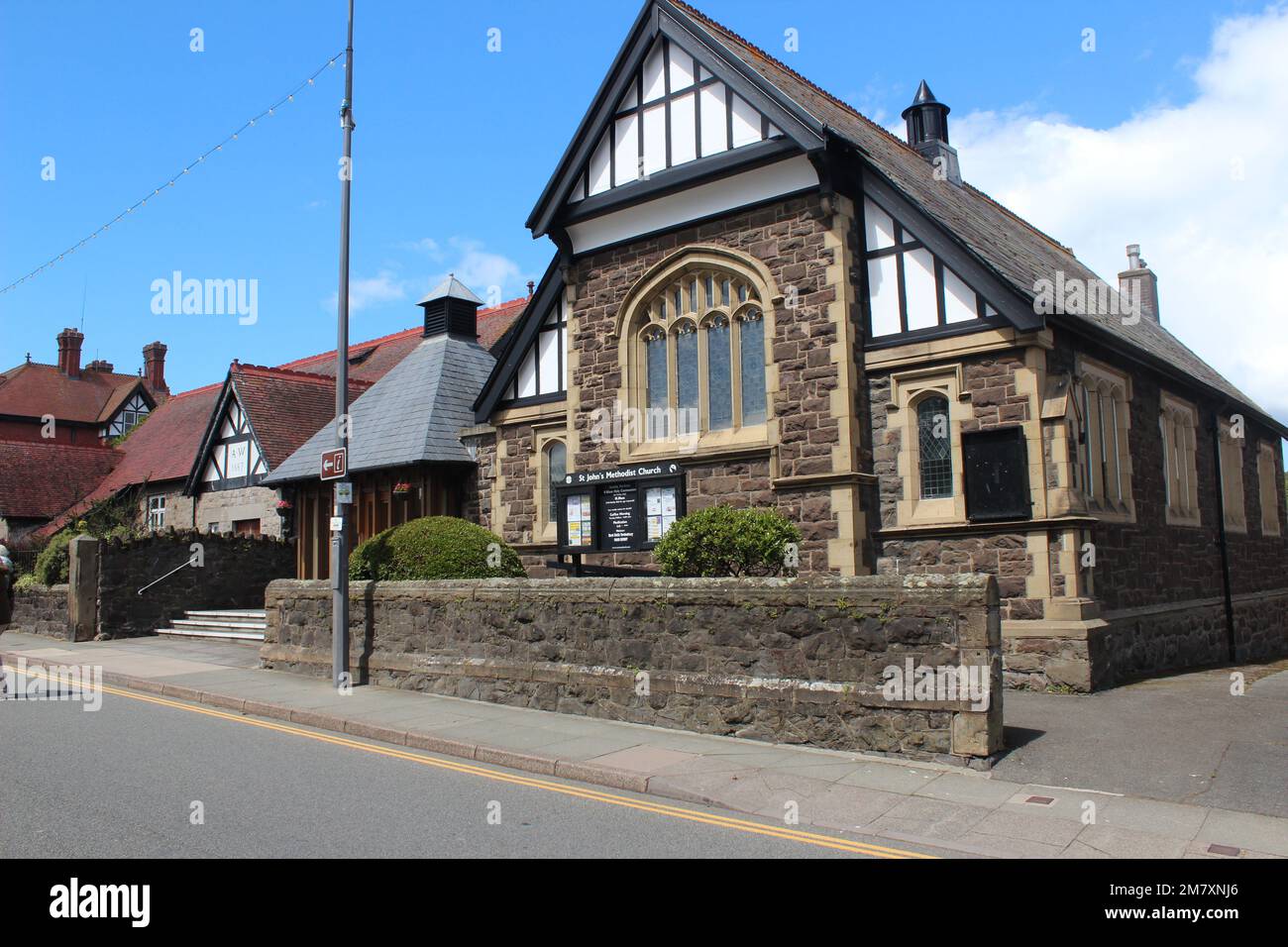Conwy ist eine ummauerte Marktstadt und Gemeinde an der Küste von Nordwales Stockfoto