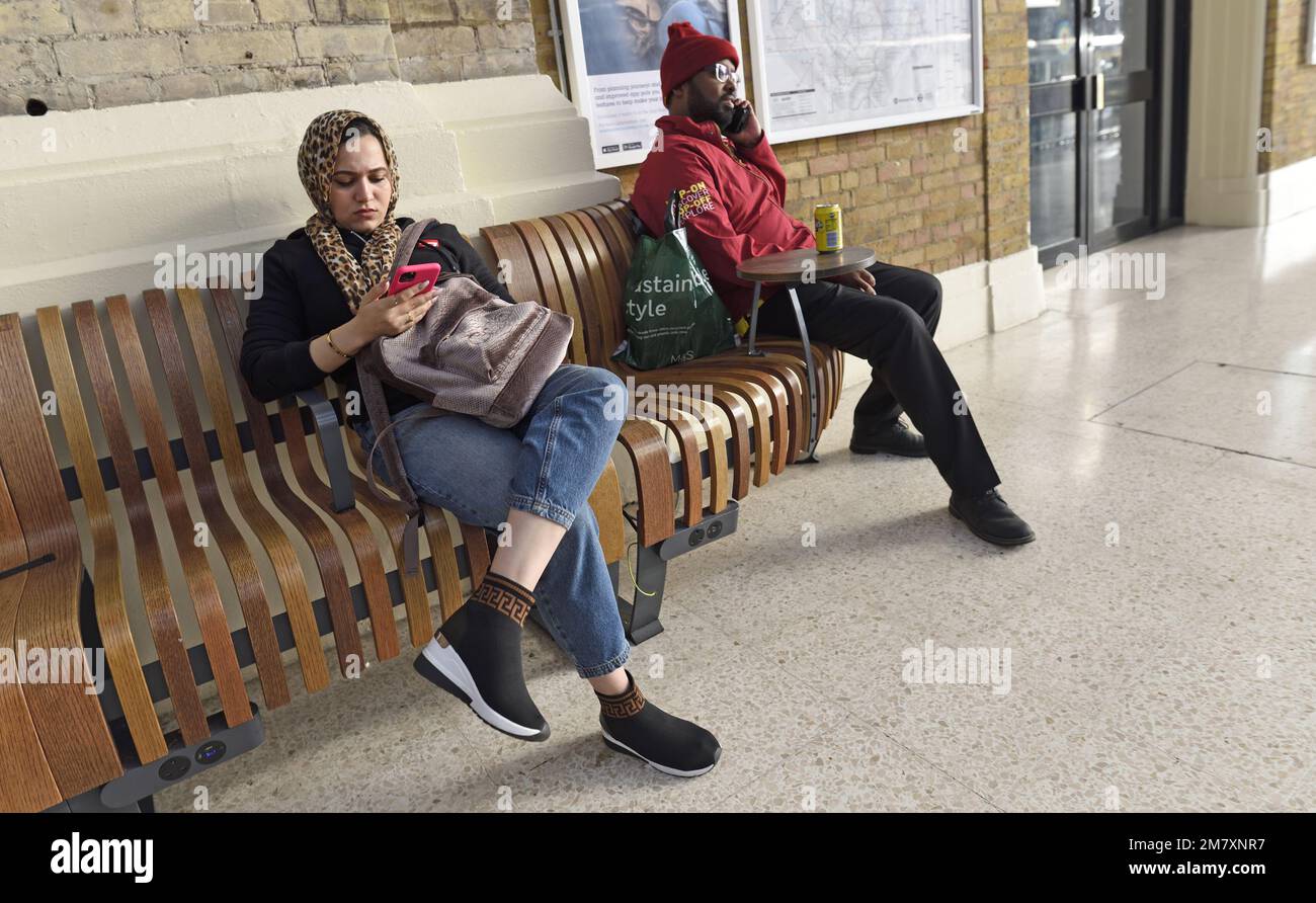 London, England, Großbritannien. Personen, die ihre Mobiltelefone in Victoria Station verwenden [keine Modellversion] Stockfoto