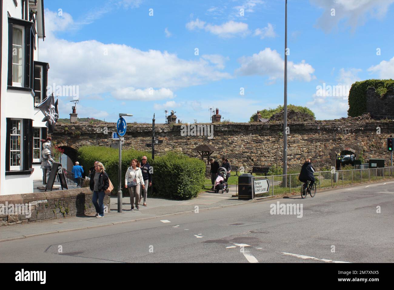 Conwy ist eine ummauerte Marktstadt und Gemeinde an der Küste von Nordwales Stockfoto