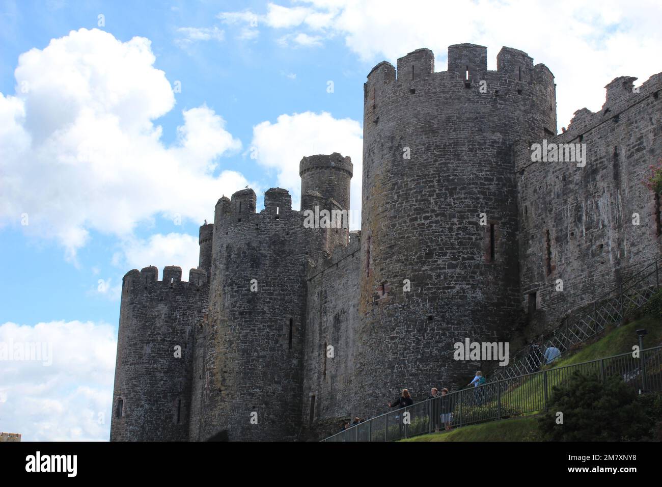 Conwy ist eine ummauerte Marktstadt und Gemeinde an der Küste von Nordwales Stockfoto