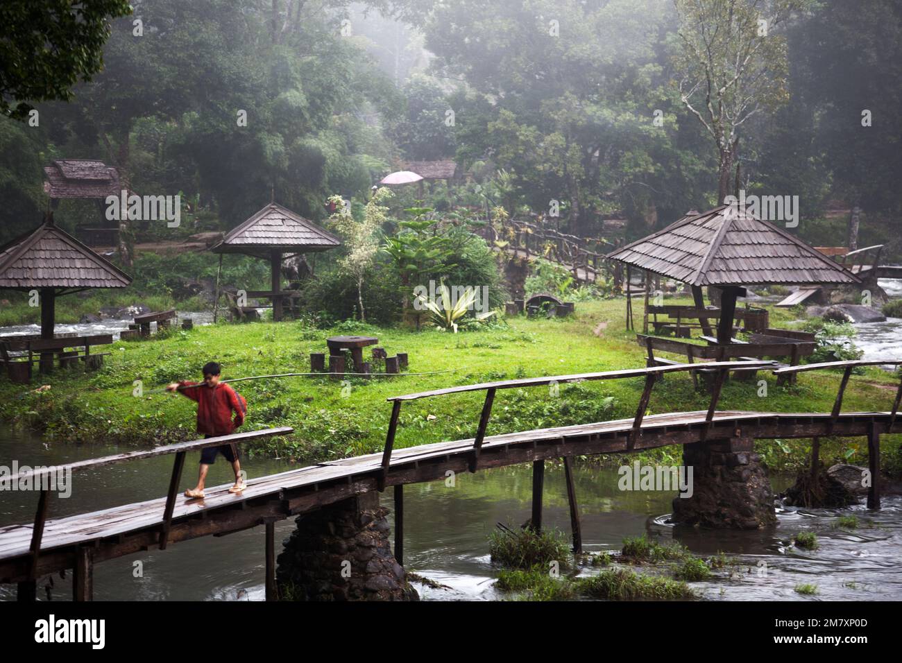 Luang Prabang-Laos: 28. Juli 2007: Wasserfälle im Mekong-Tal, wo es ein Erholungsgebiet gibt und Menschen angeln gehen können Stockfoto