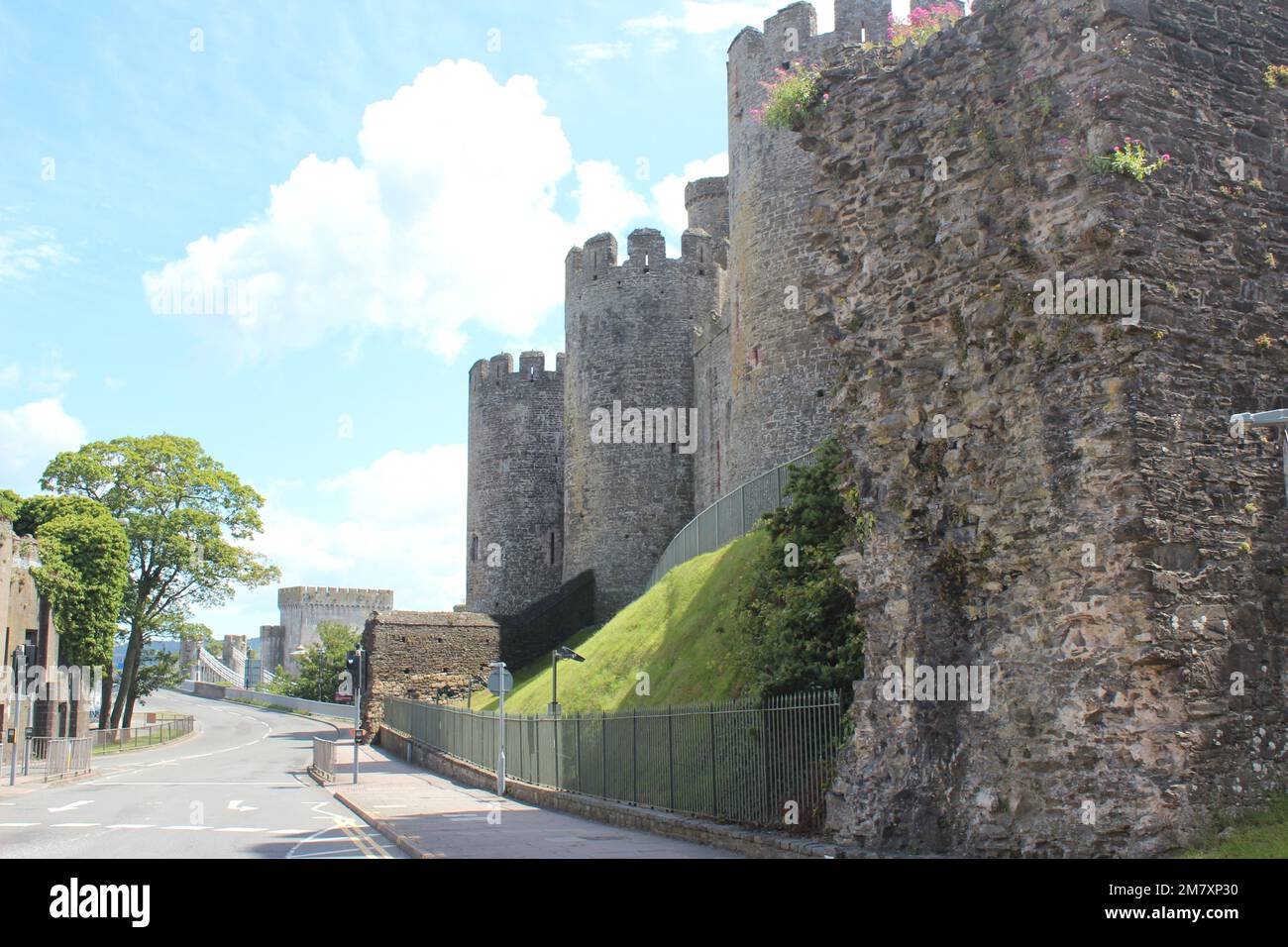 Conwy ist eine ummauerte Marktstadt und Gemeinde an der Küste von Nordwales Stockfoto