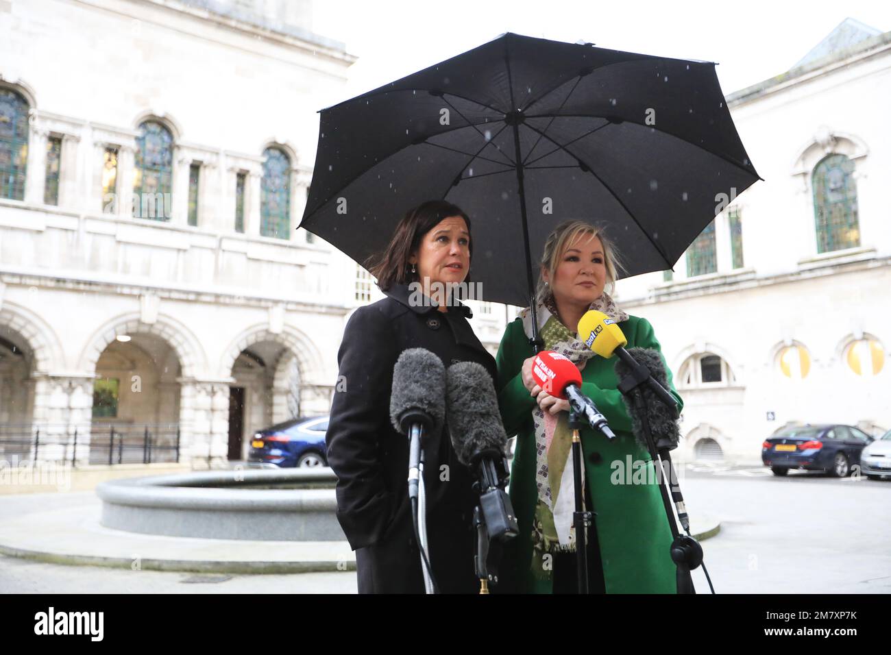 Sinn-Fein-Parteiführerin Mary Lou McDonald (links) mit Sinn-Fein-Vizepräsidentin Michelle O'Neill, die vor den Medien im Rathaus von Belfast sprach. Mary Lou McDonald beschuldigte ihren Ausschluss aus den politischen Gesprächen in Belfast auf die "Abneigung der britischen Tory". Bilddatum: Mittwoch, 11. Januar 2023. Stockfoto