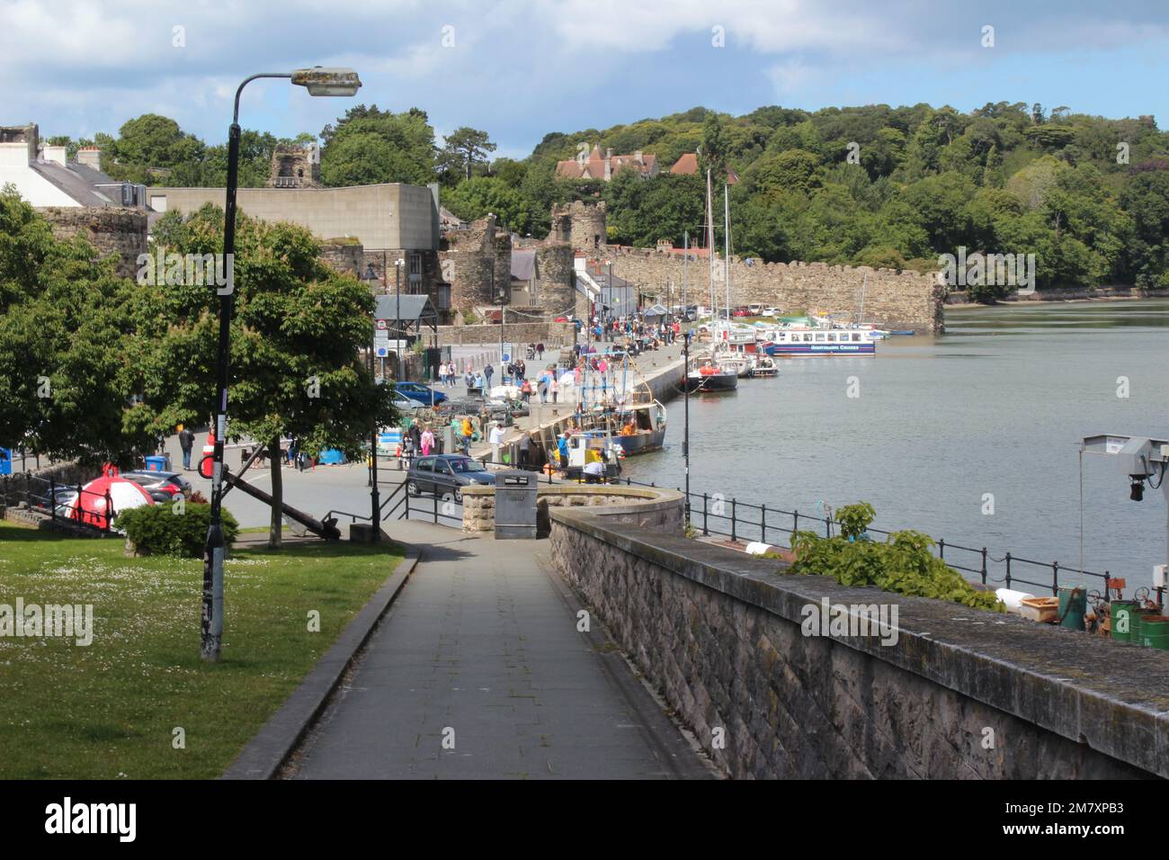 Conwy ist eine ummauerte Marktstadt und Gemeinde an der Küste von Nordwales Stockfoto