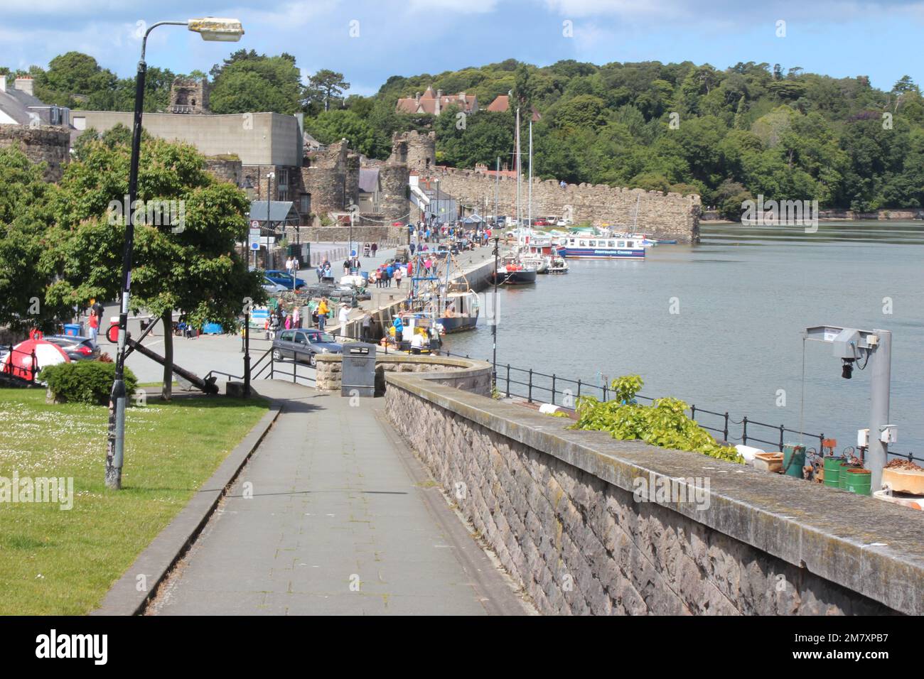 Conwy ist eine ummauerte Marktstadt und Gemeinde an der Küste von Nordwales Stockfoto