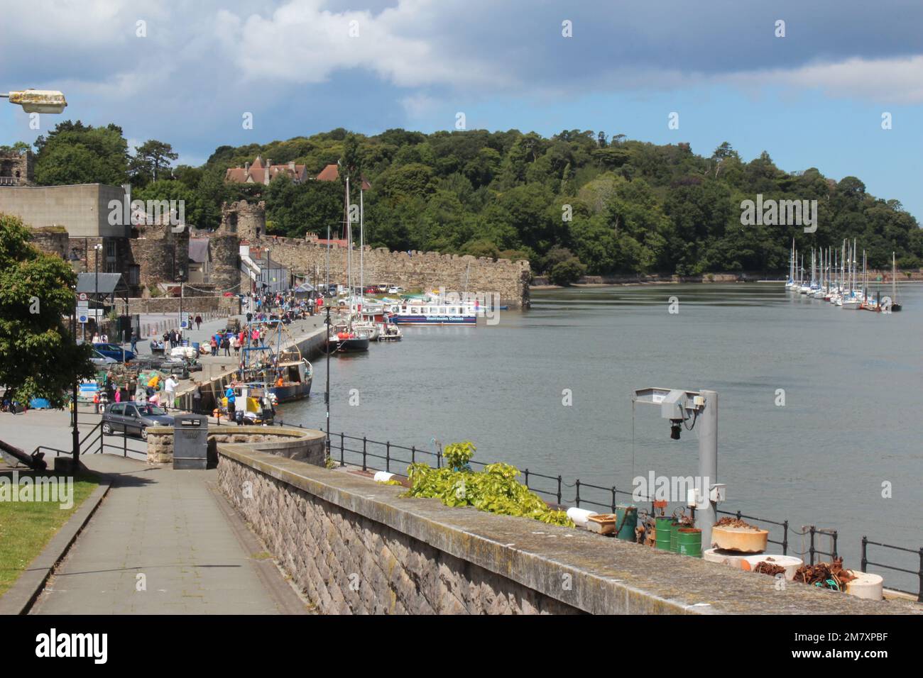 Conwy ist eine ummauerte Marktstadt und Gemeinde an der Küste von Nordwales Stockfoto