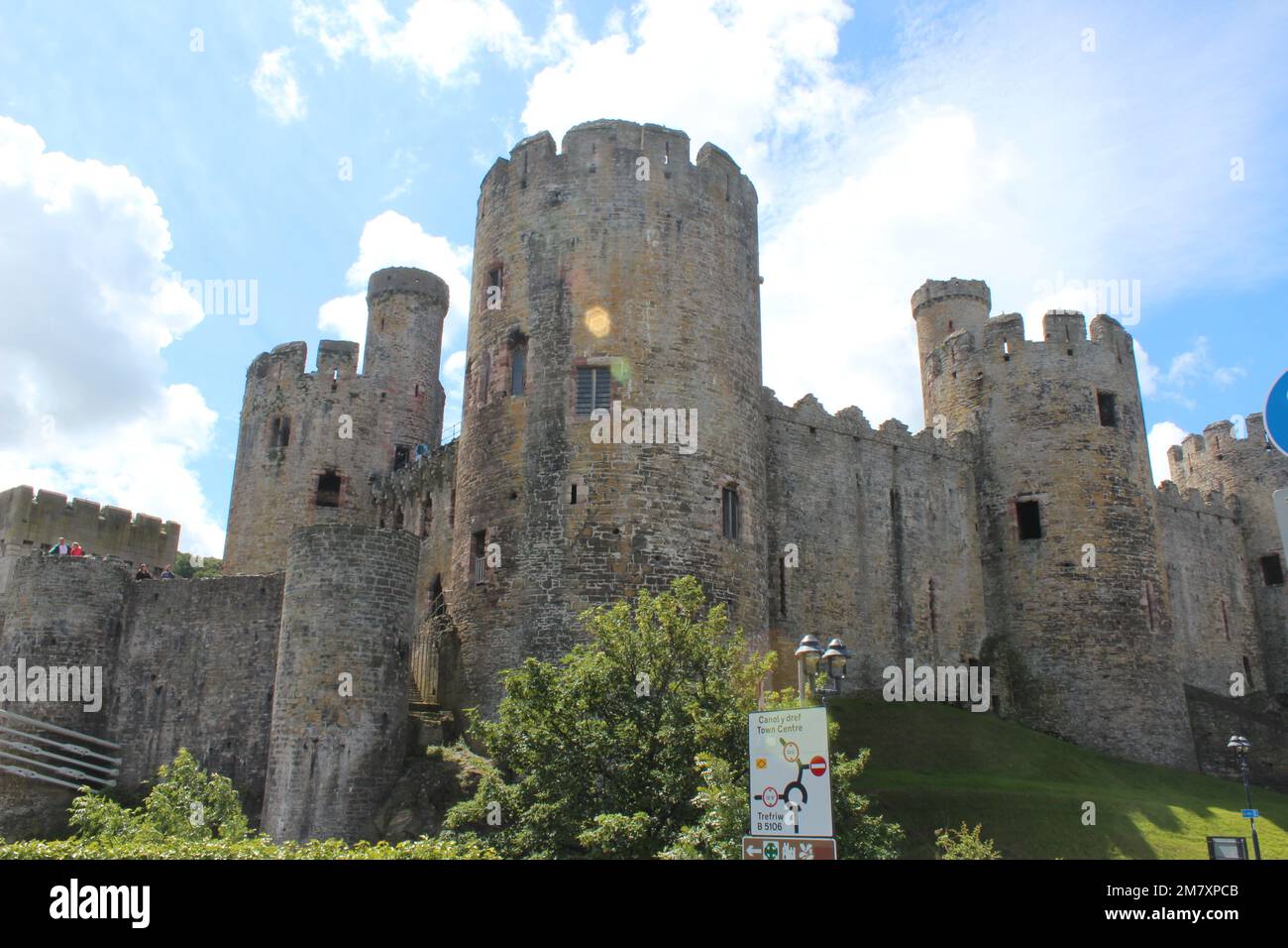 Conwy ist eine ummauerte Marktstadt und Gemeinde an der Küste von Nordwales Stockfoto