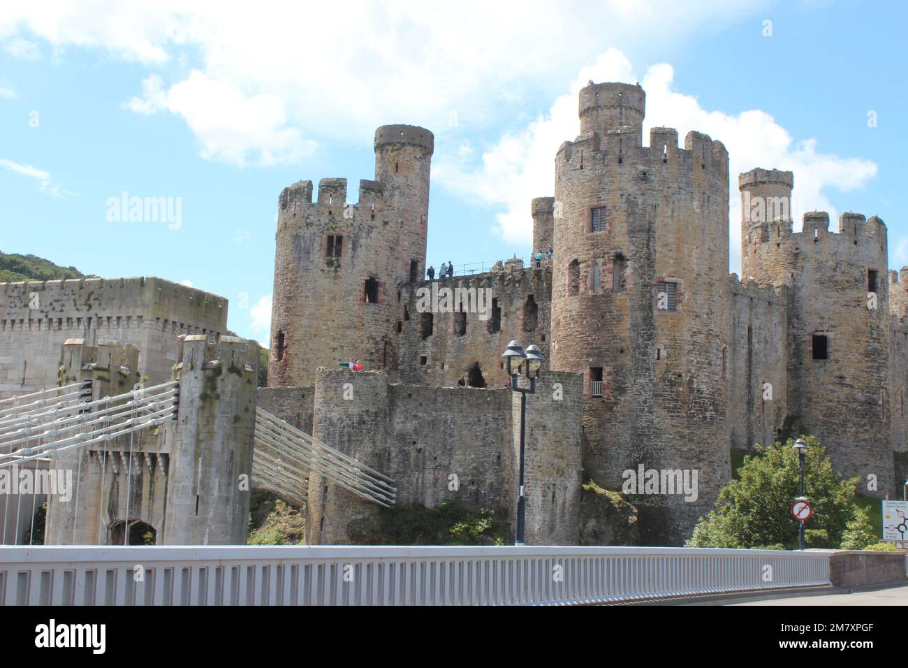 Conwy ist eine ummauerte Marktstadt und Gemeinde an der Küste von Nordwales Stockfoto