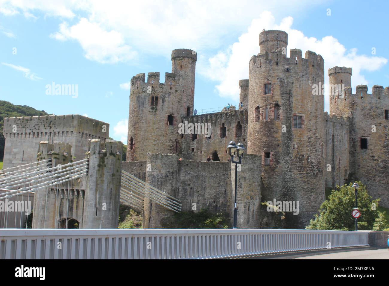 Conwy ist eine ummauerte Marktstadt und Gemeinde an der Küste von Nordwales Stockfoto