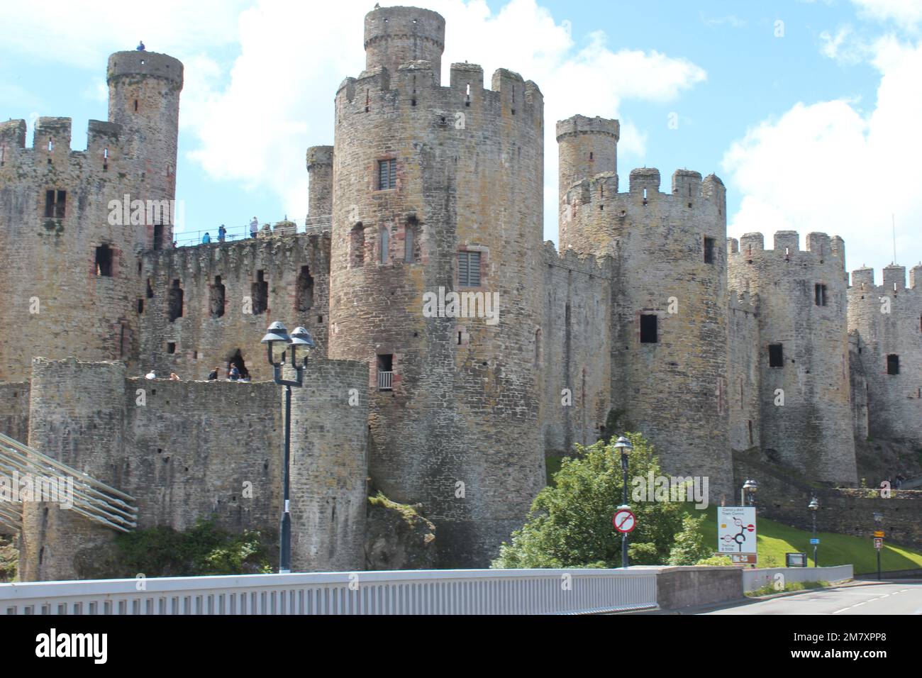 Conwy ist eine ummauerte Marktstadt und Gemeinde an der Küste von Nordwales Stockfoto