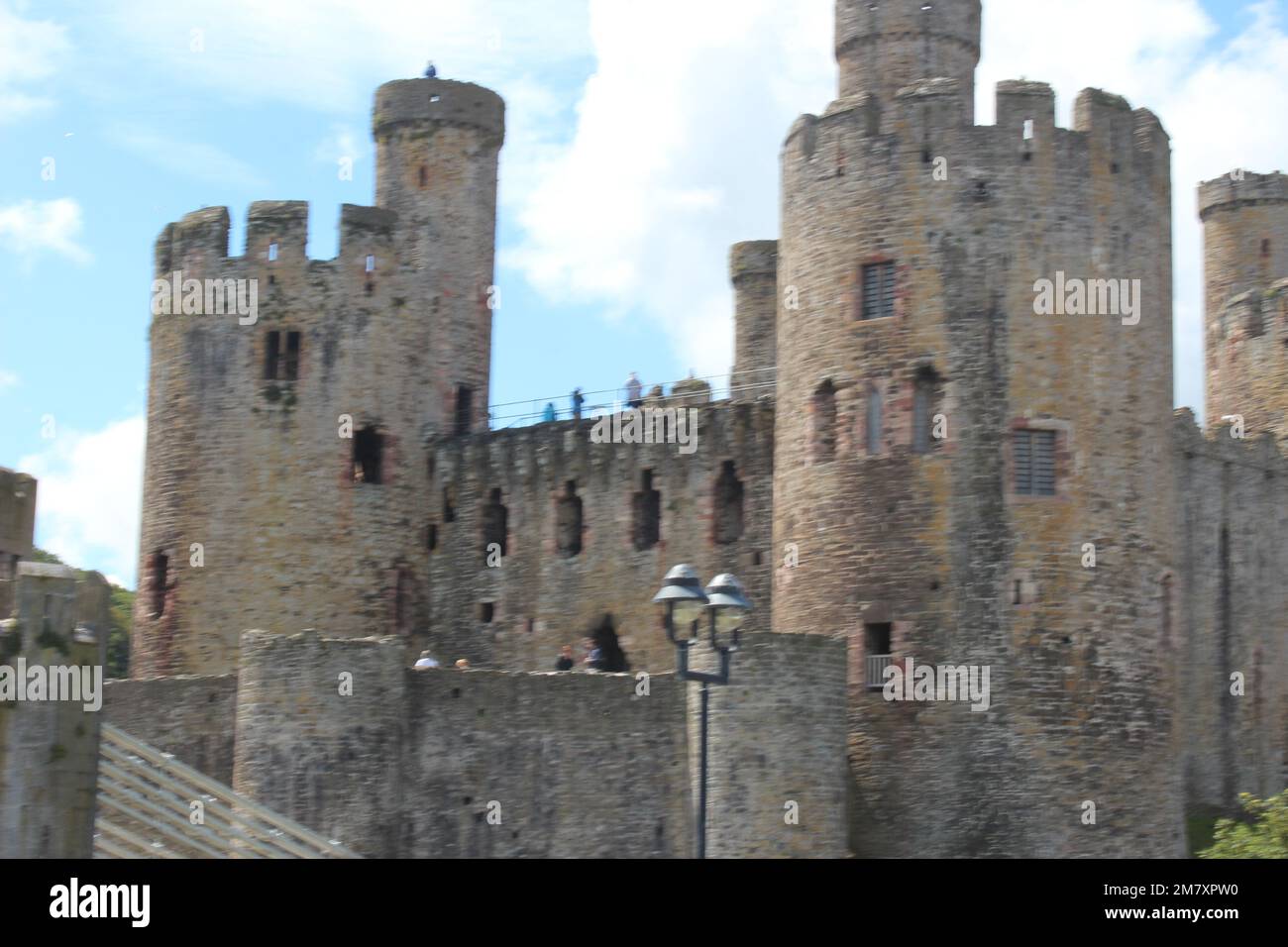 Conwy ist eine ummauerte Marktstadt und Gemeinde an der Küste von Nordwales Stockfoto