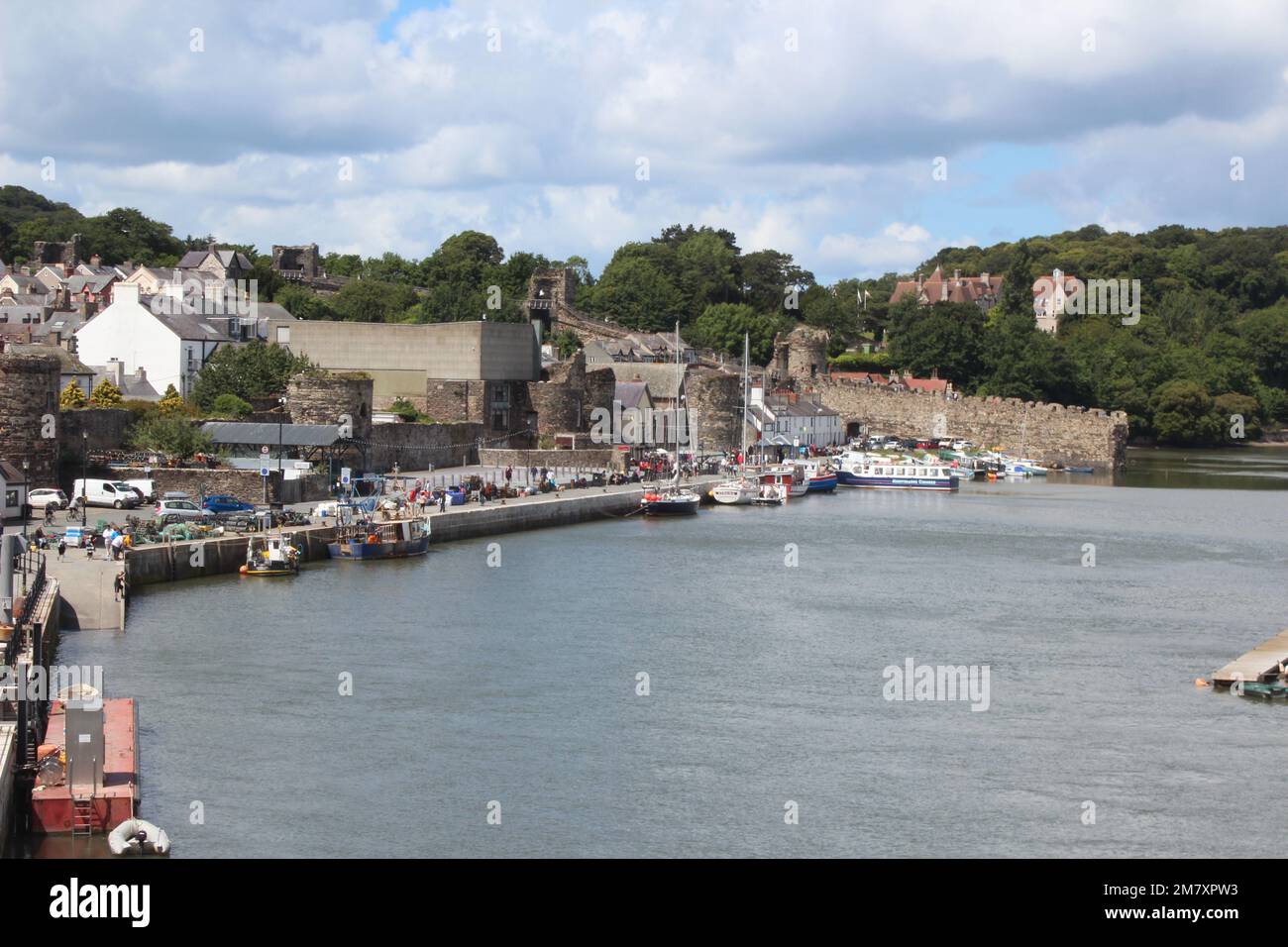 Conwy ist eine ummauerte Marktstadt und Gemeinde an der Küste von Nordwales Stockfoto