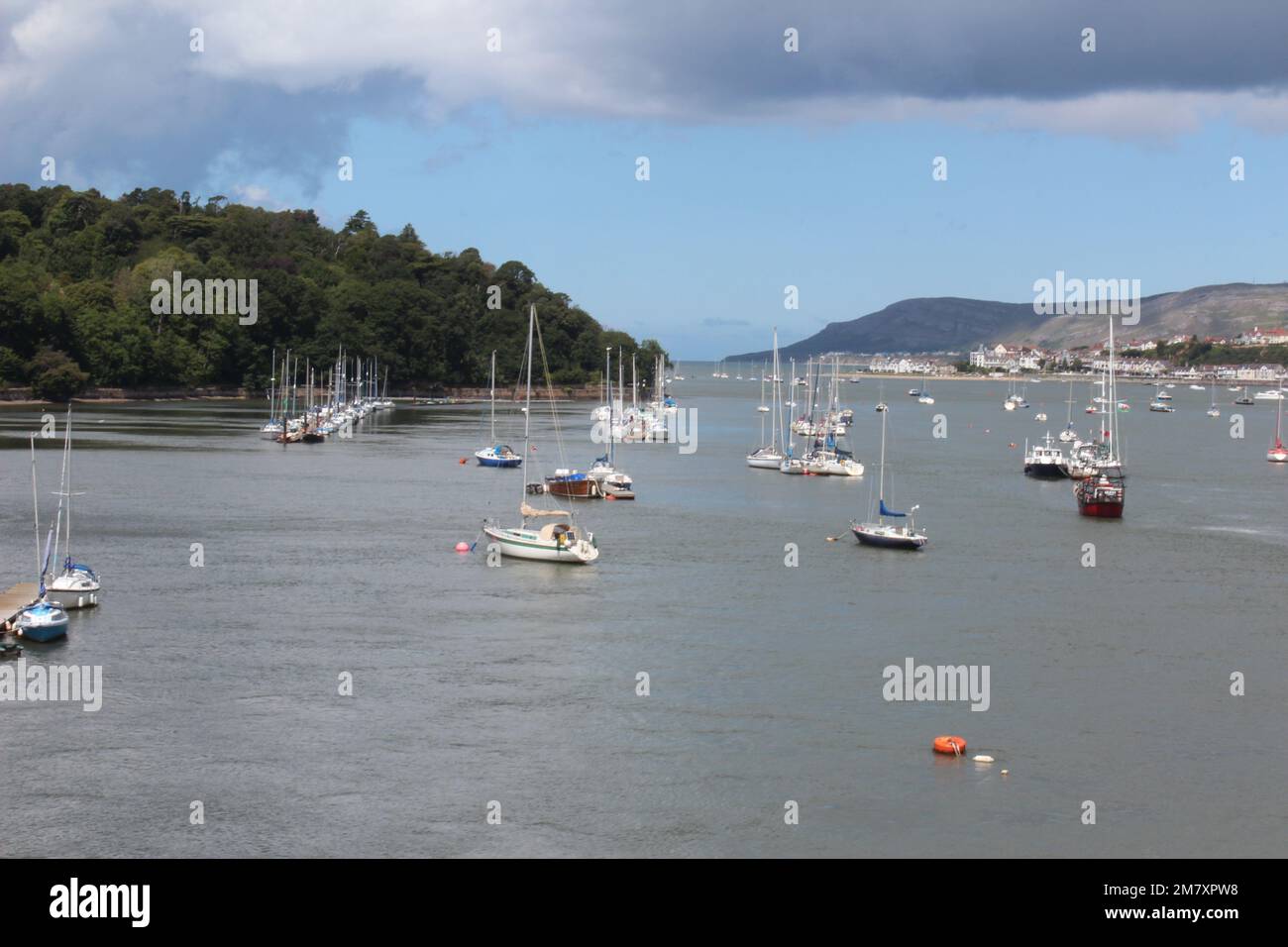 Conwy ist eine ummauerte Marktstadt und Gemeinde an der Küste von Nordwales Stockfoto