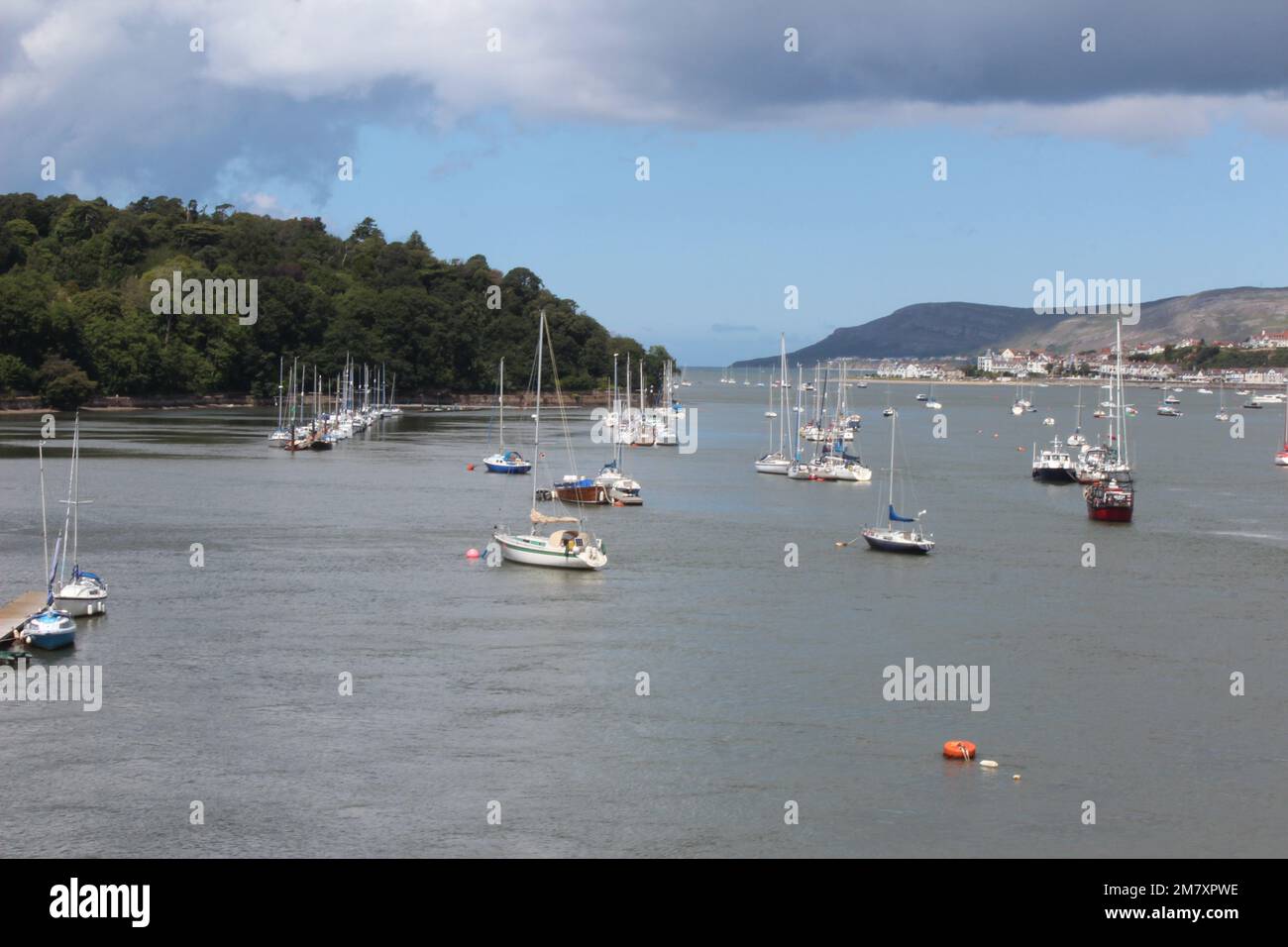 Conwy ist eine ummauerte Marktstadt und Gemeinde an der Küste von Nordwales Stockfoto