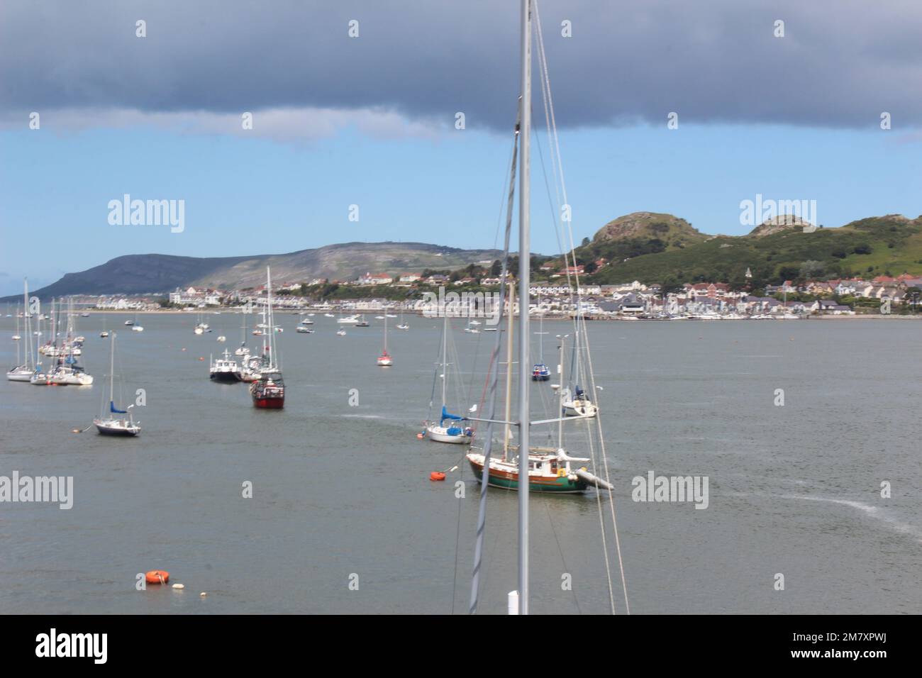 Conwy ist eine ummauerte Marktstadt und Gemeinde an der Küste von Nordwales Stockfoto