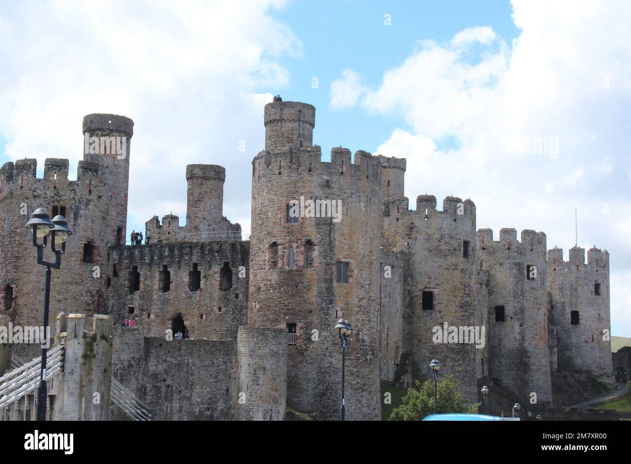 Conwy ist eine ummauerte Marktstadt und Gemeinde an der Küste von Nordwales Stockfoto