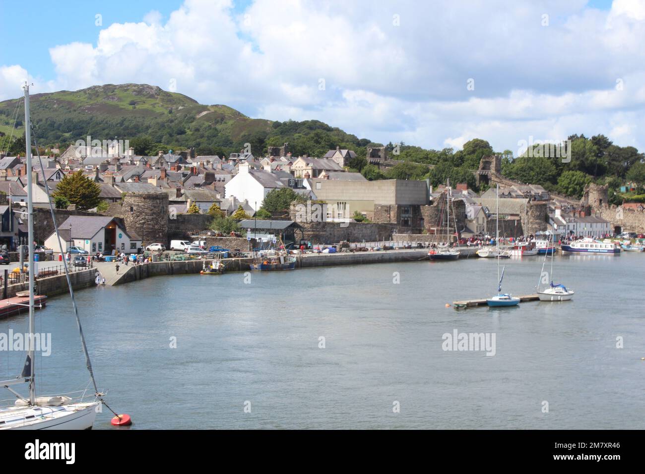 Conwy ist eine ummauerte Marktstadt und Gemeinde an der Küste von Nordwales Stockfoto