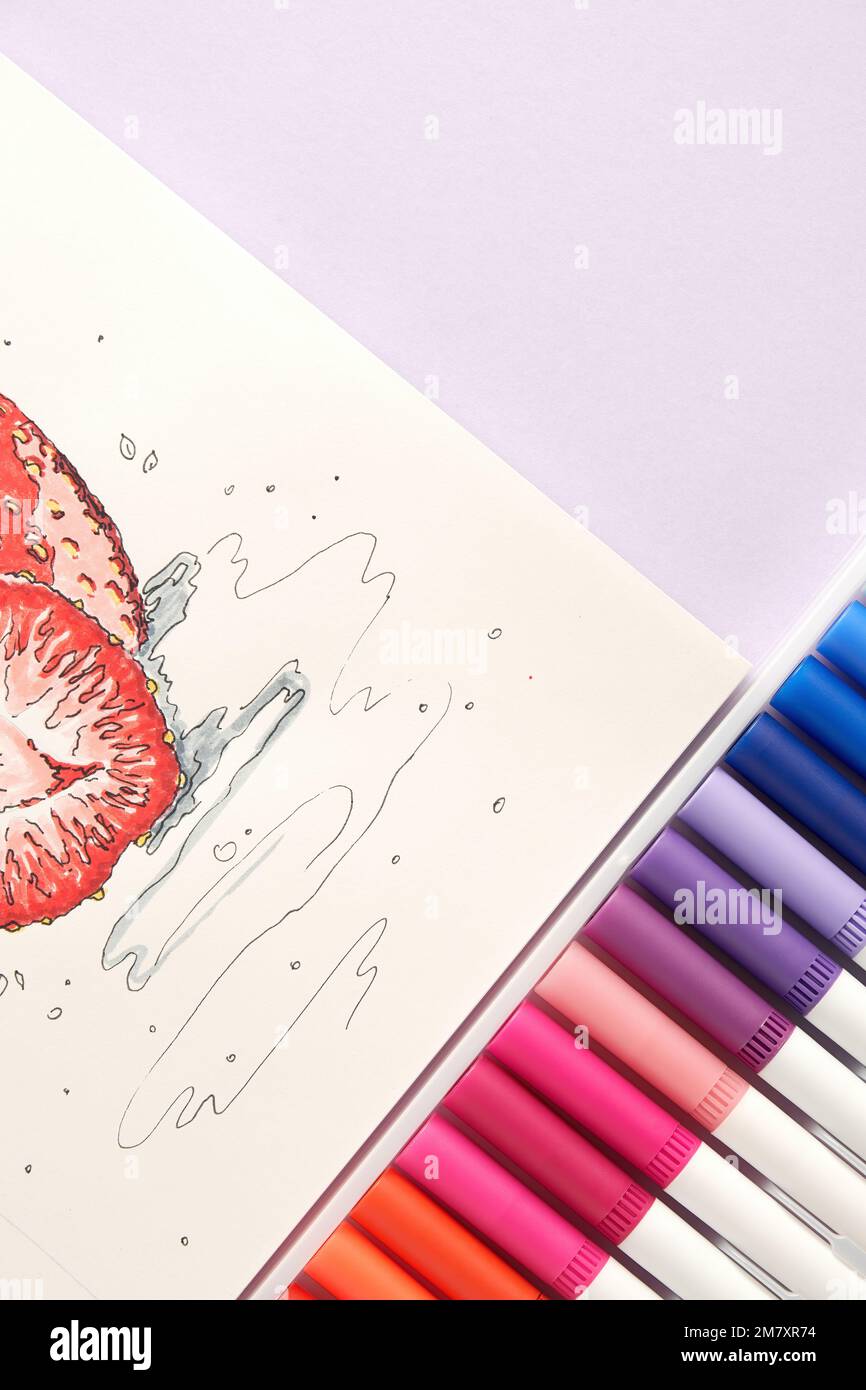 Satz von Aquarellmarkierungen zum Skizzieren und eine Skizze frischer Erdbeeren im Skizzenbuch. Malen und Kunst Hobby-Thema. Platz für Text kopieren Stockfoto