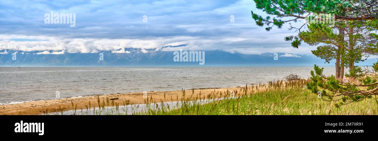 Barguzin Bay und die Berge der Halbinsel Heilige Nase des Baikalsees in der Republik Buryatien. Stockfoto