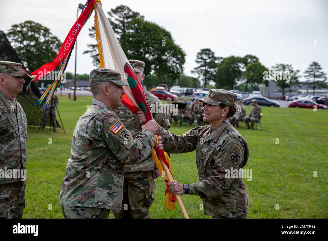 „Die Ombres von der 90. Nachhaltigkeitsbrigade veranstalten heute im Camp Pike in North Little Rock, Arkansas, eine Zeremonie zum Kommandowechsel. USA Reservebrücke Der Armee. General Kevin Meisler, Befehlshaber des 4. Nachhaltigkeitskommandos (Expeditionary), beruft die Zeremonie ein. Oberst Stephen M. Pazak übergibt das Kommando an Oberst Dixon T. Brockbank aus Perry, Utah, nachdem er seit dem 1. Juni 2020 als Befehlshaber der Brigade fungiert hat. Stockfoto