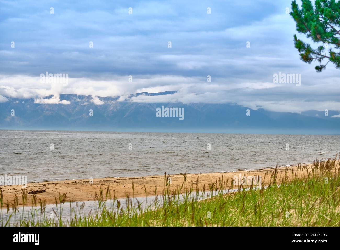 Barguzin Bay und die Berge der Halbinsel Heilige Nase des Baikalsees in der Republik Buryatien. Stockfoto