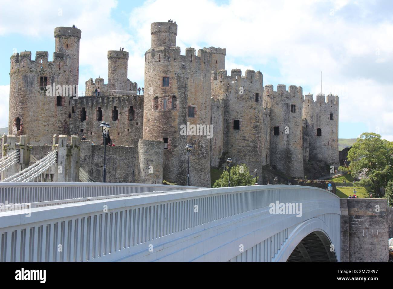 Conwy ist eine ummauerte Marktstadt und Gemeinde an der Küste von Nordwales Stockfoto