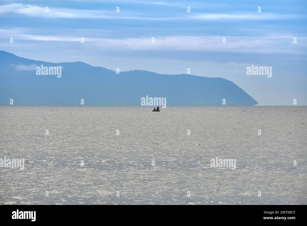 Barguzin Bay und die Berge der Halbinsel Heilige Nase des Baikalsees in der Republik Buryatien. Stockfoto