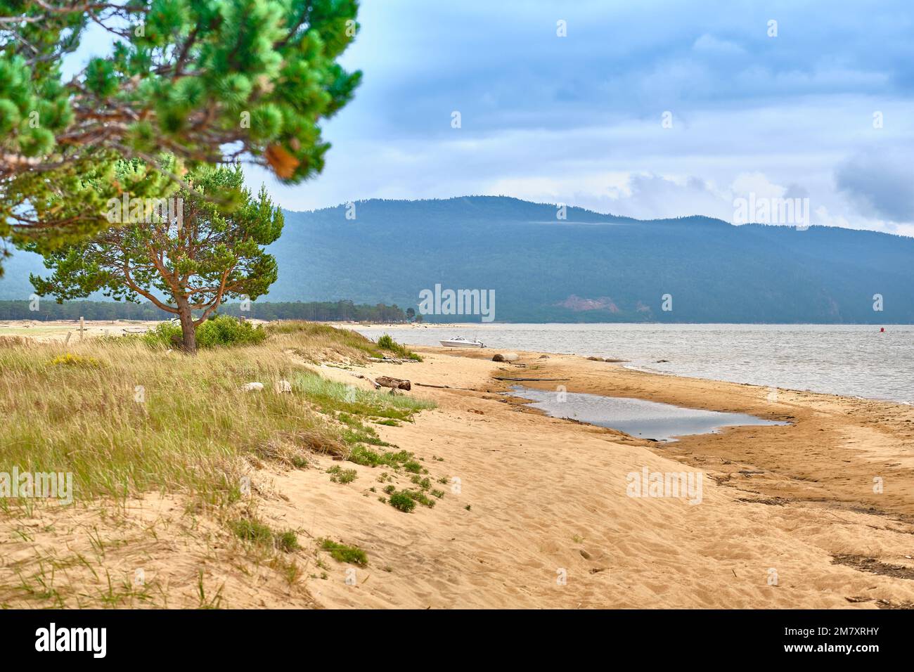 Barguzin Bay und die Berge der Halbinsel Heilige Nase des Baikalsees in der Republik Buryatien. Stockfoto