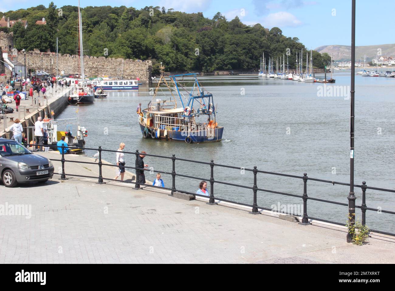 Conwy ist eine ummauerte Marktstadt und Gemeinde an der Küste von Nordwales Stockfoto