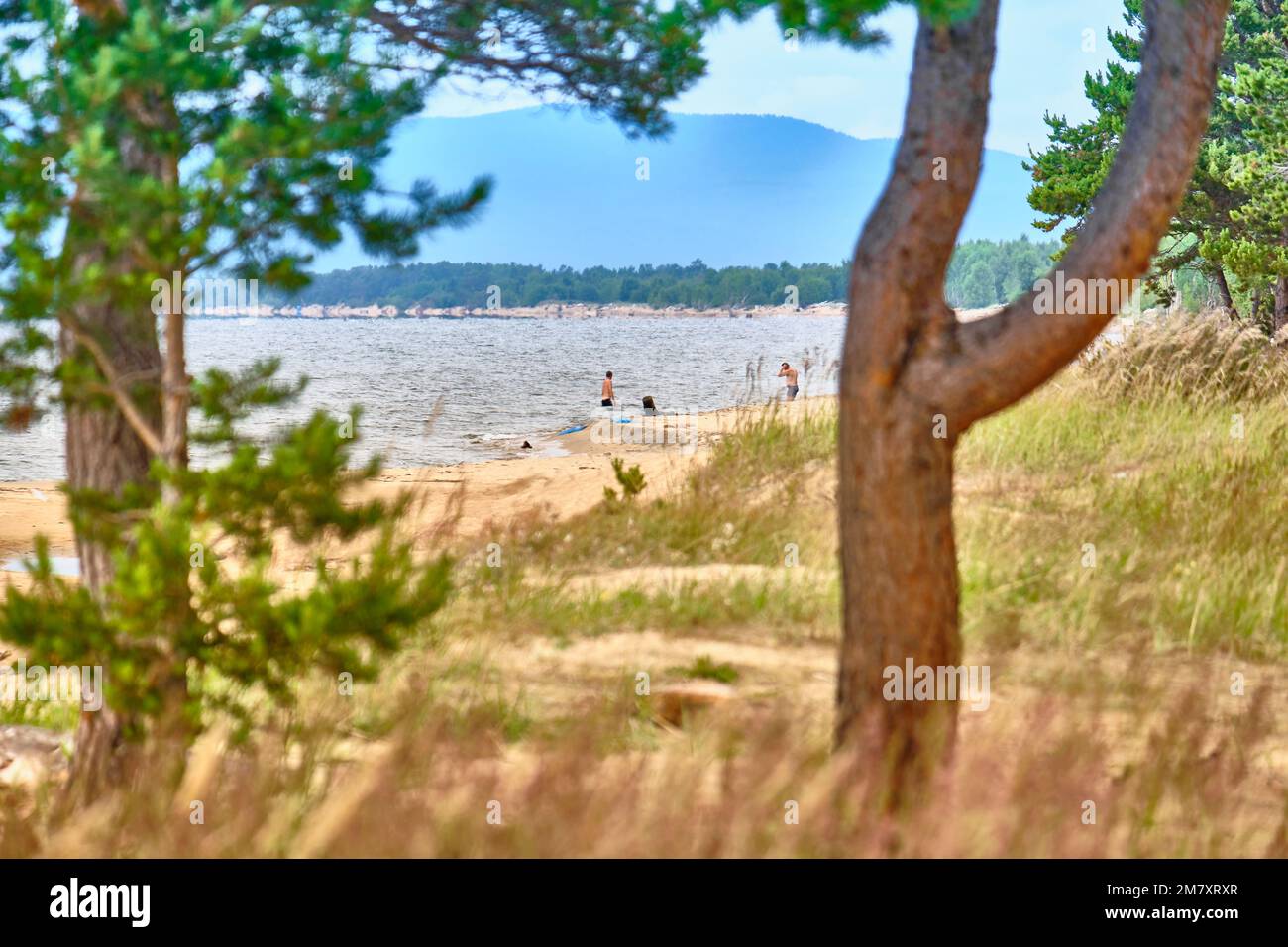 Barguzin Bay und die Berge der Halbinsel Heilige Nase des Baikalsees in der Republik Buryatien. Stockfoto