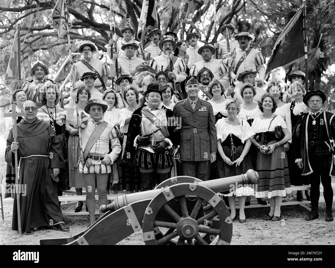 MGEN James McMonagle (Zentrum) pocht mit spanischen Besuchern während einer Zeremonie, bei der eine historische Markierung auf dem Depot Golf Course enthüllt wird. Basis: USMC Recruit Depot, Parris Island Bundesstaat: South Carolina (SC) Land: Vereinigte Staaten von Amerika (USA) Stockfoto
