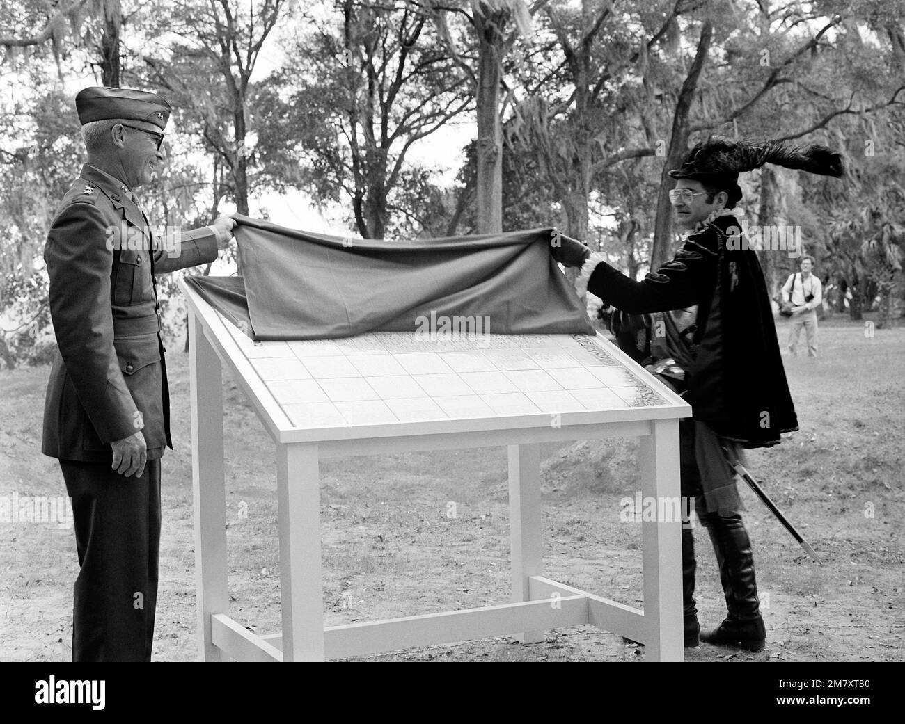 MGEN James McMonagle (links) und SENIOR Barberon, ein spanischer Gast, enthüllen eine historische Markierung auf dem Depot Golf Course. Basis: USMC Recruit Depot, Parris Island Bundesstaat: South Carolina (SC) Land: Vereinigte Staaten von Amerika (USA) Stockfoto