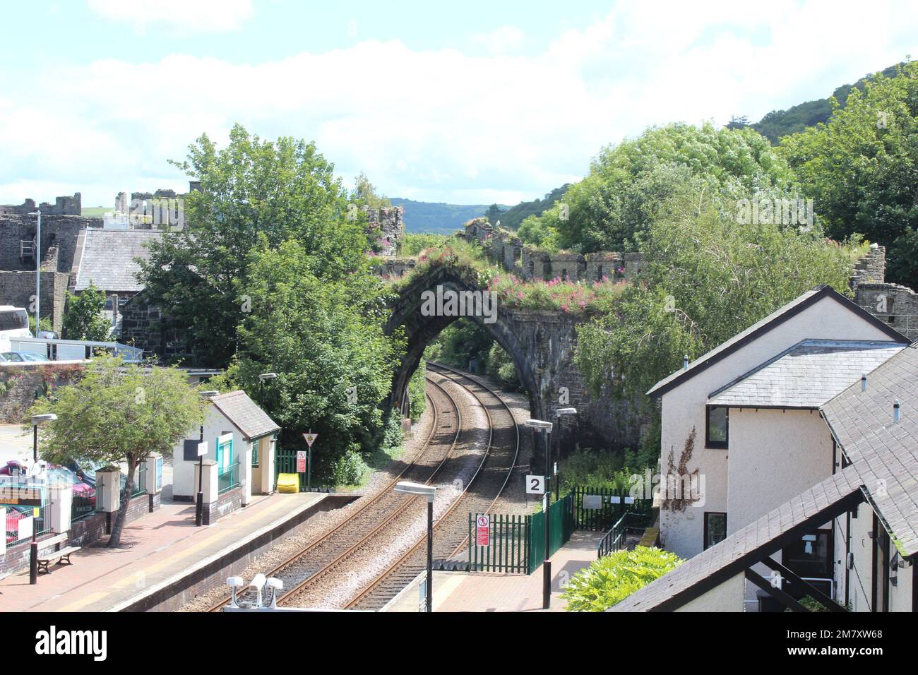 Conwy ist eine ummauerte Marktstadt und Gemeinde an der Küste von Nordwales Stockfoto