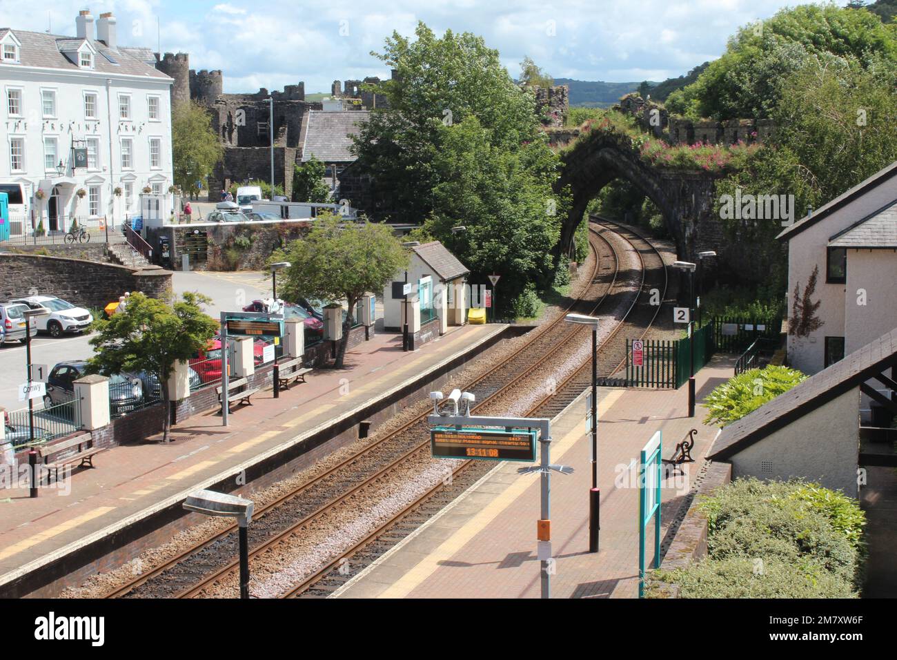 Conwy ist eine ummauerte Marktstadt und Gemeinde an der Küste von Nordwales Stockfoto